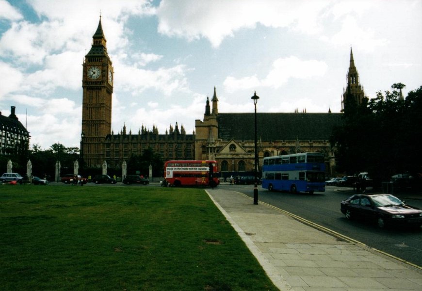 2001.09.15 01.29 london bigben busses